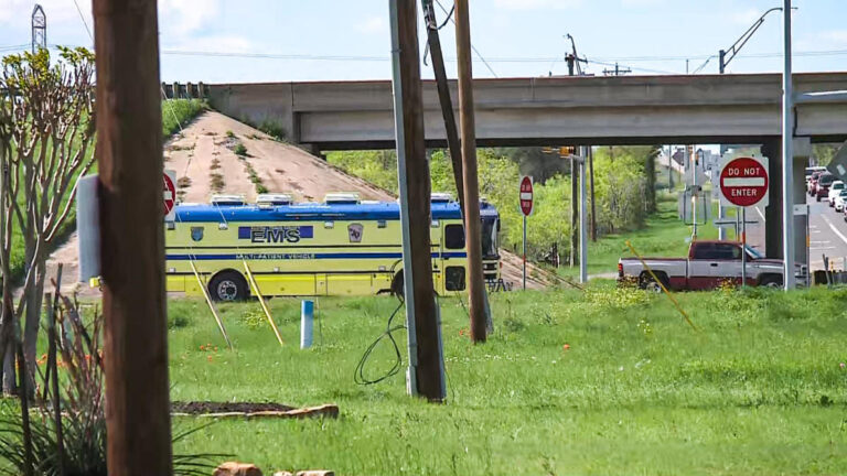 2 dead, including child, in crash involving Texas school bus that lacked seatbelts