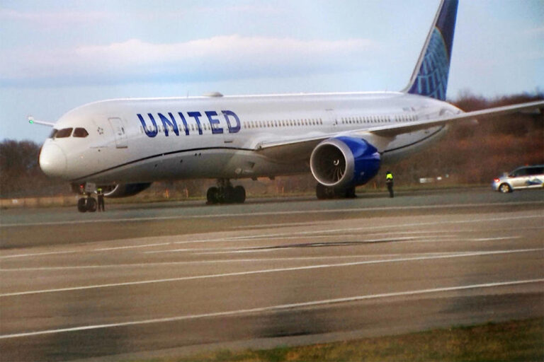 7 hurt after Newark-bound United flight experiences turbulence