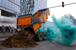 Protesting farmers dumped dirt in Brussels (Kenzo TRIBOUILLARD)