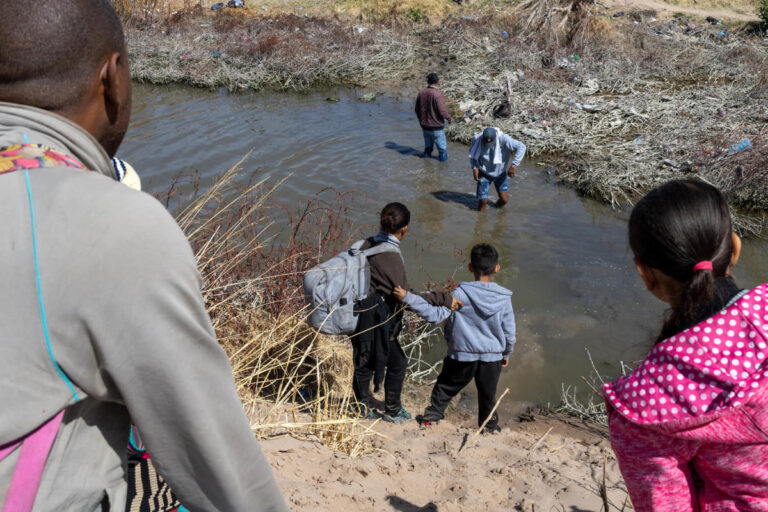 Divided appeals court extends block on Texas immigration law