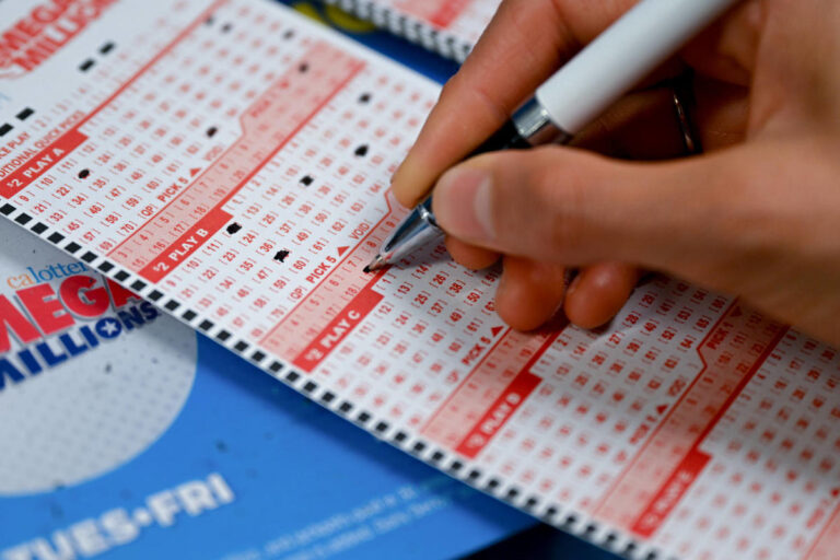 Mega Millions jackpot nears $1 billion ahead of Friday drawing