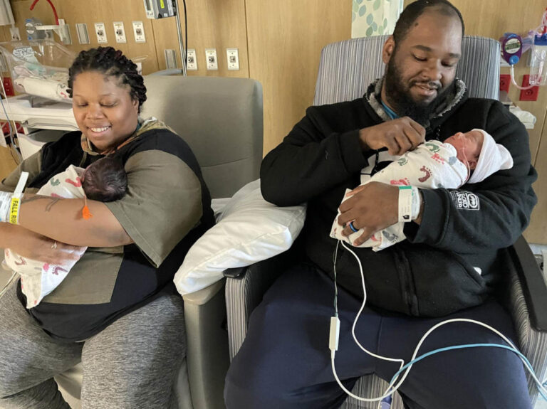 Mom welcomes 2nd set of twins with medical staff who are ... twins