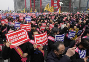 South Korea says it will suspend the licenses of striking junior doctors starting next week