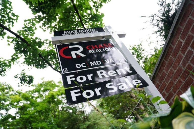 U.S. pending home sales increase moderately, NAR says