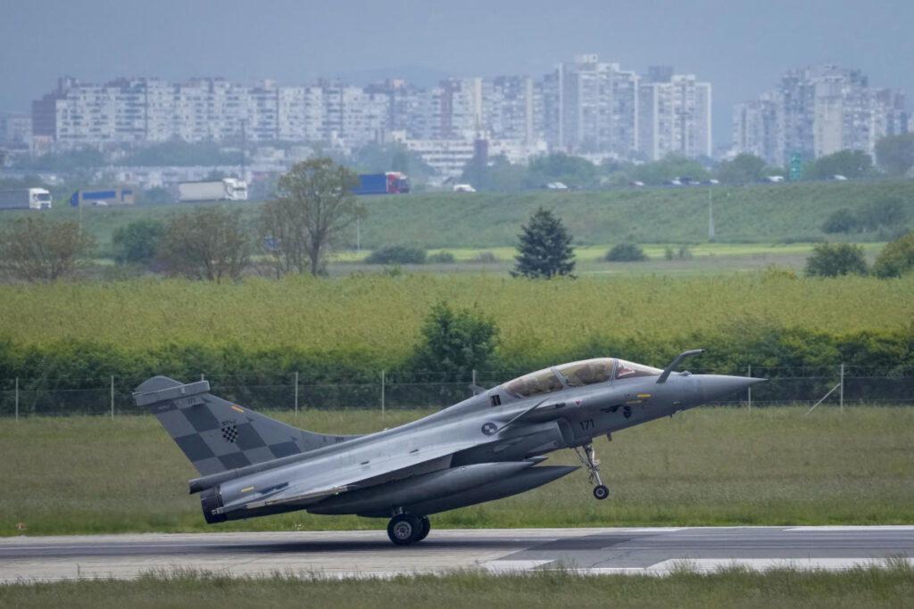 Croatian officials welcome the arrival of Rafale fighter jets purchased from France