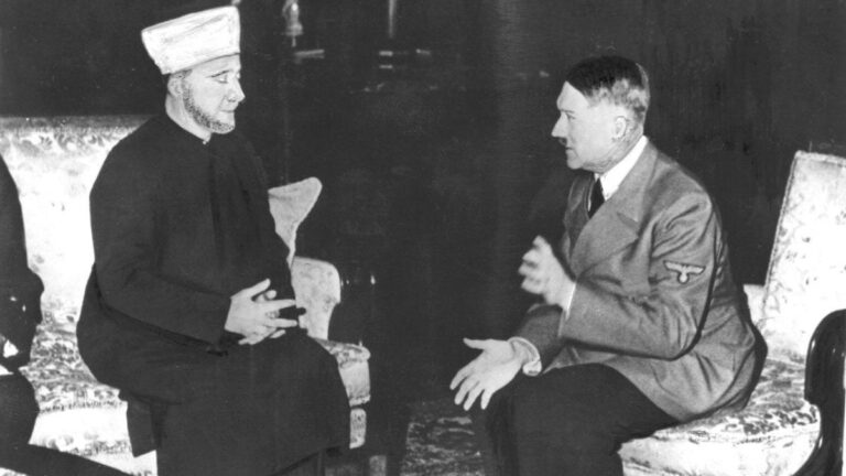 Israel UN ambassador, during meeting on Palestinian statehood, holds up picture of Hitler with Grand Mufti