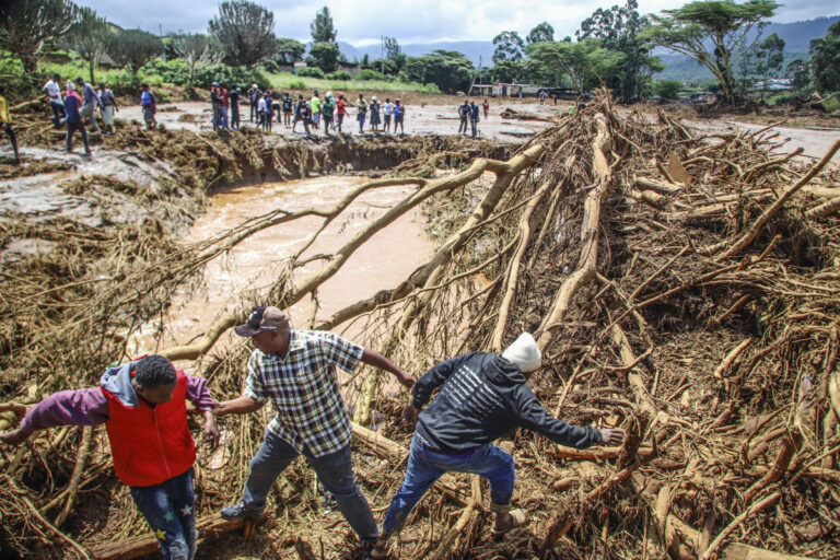 Kenyans in flood-prone areas are ordered to evacuate or will be moved by force as death toll rises