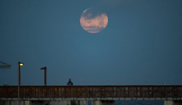 Liberals in the White House want a time zone for the moon? Forget it, nerds!