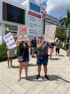 Protesters demonstrated outside Sarasota Memorial Hospital in 2021 after a doctor who was being treated for COVID-19 accused the hospital of mistreating him and providing inadequate treatment to another COVID-19 patient. That doctor