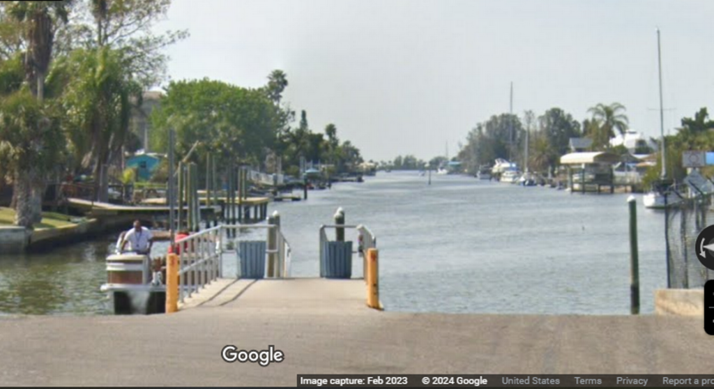 Boater dies just feet from land when he dives in to find cell phone, Florida cops say
