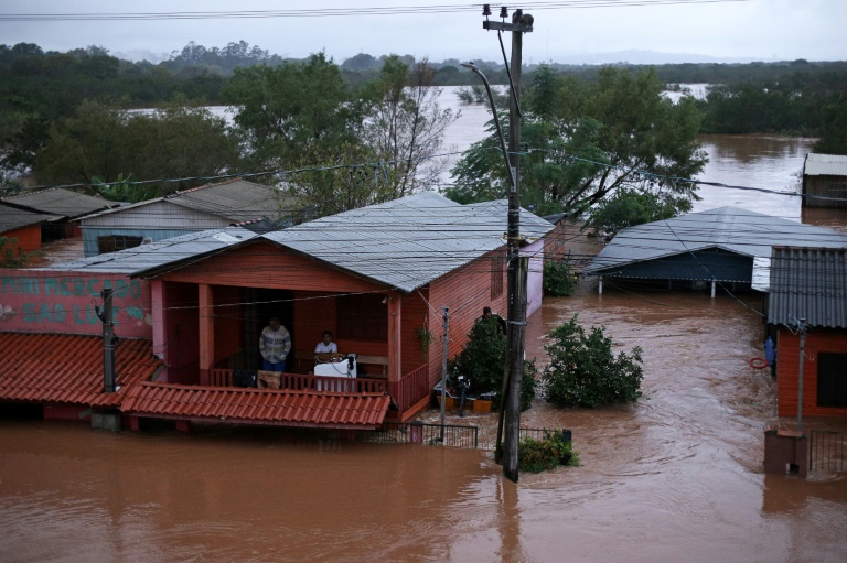 More than 350,000 people have suffered some form of damage, according to authorities (Anselmo Cunha)