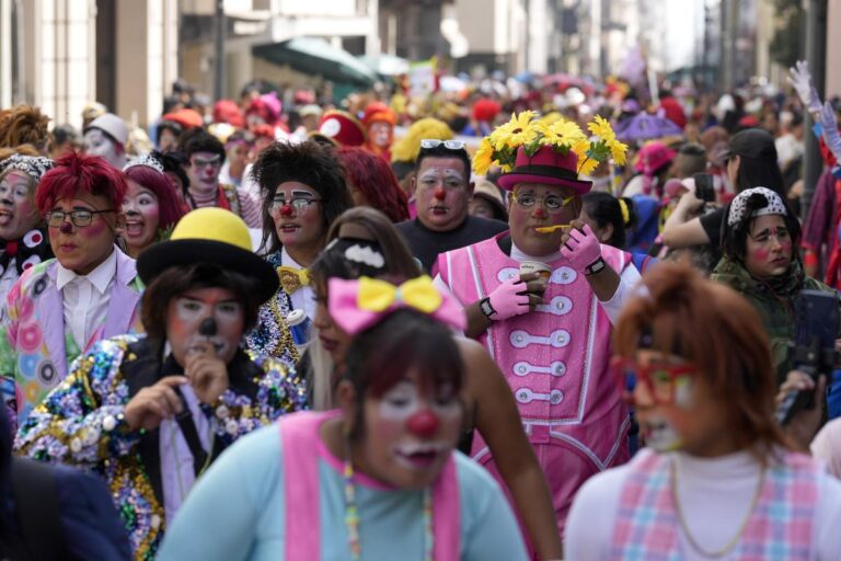 Hundreds in Peru mark Clown Day in hopes of getting the holiday official recognition