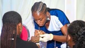 Nigerian woman paints nails for three days