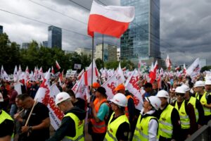 Protesting Polish farmers want a referendum on forcing the country to reject the EU