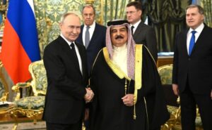 Russian President Vladimir Putin (L) welcomes Bahraini Crown Prince and Prime Minister Salman bin Hamad bin Isa Al Khalifa ahead of their meeting at the Kremlin. -/Kremlin/dpa