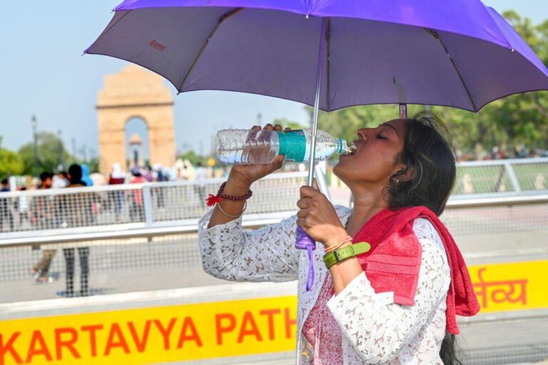  Visitors at India Gate during hot weather on May 26, 2024 in New Delhi, India. 