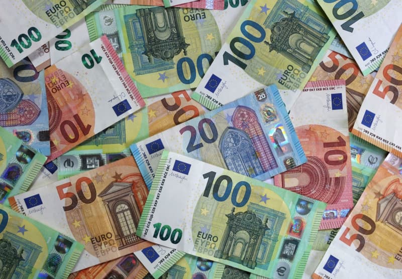Euro banknotes displayed on a table. In the first three months of the year 5,209 companies filed for bankruptcy in Germany, the Federal Statistical Office on 14 June, continuing an upward trend. This year's first quarter figure was 26.5% higher than in the same quarter last year. It was also 11.2% higher than in same quarter in 2020, before the coronavirus forced closures across the country. Karl-Josef Hildenbrand/dpa